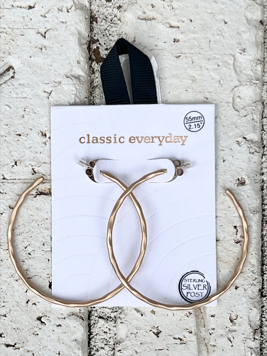 HAMMERED OPEN HOOP EARRINGS